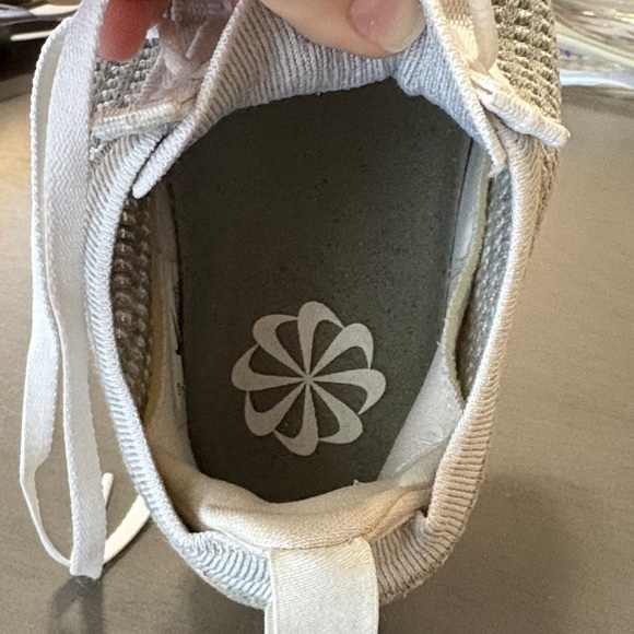 Nike Gray and White Women's Sneakers - Picture 3 of 4